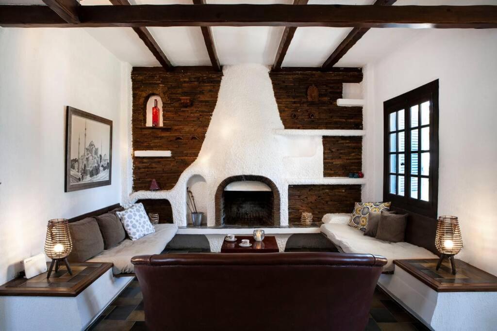 Villa Velissarios: Wonderful Villa Next To Beach Aegina Bagian luar foto